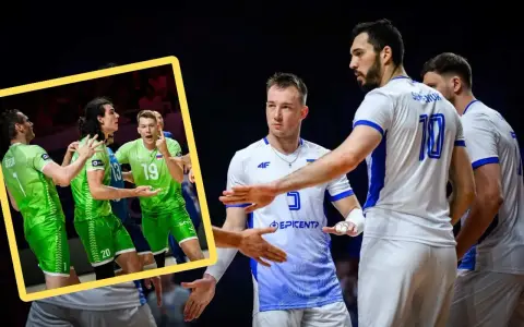 Słoweńscy siatkarze w zielonych strojach dyskutują, podczas gdy ich koledzy w białych strojach z niebieskimi detalami czekają na boisku. Reprezentacja Słowenii w piłce siatkowej kobiet walczy o zwycięstwo.
