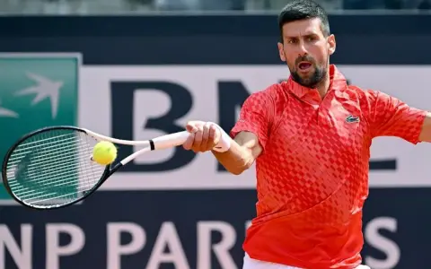 Novak Djoković, uznawany za najlepszego tenisistę w historii, w akcji na korcie.