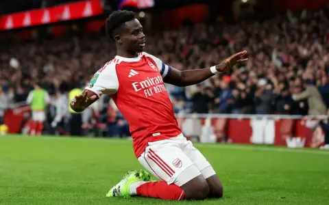 Bukayo Saka z Arsenalu świętuje bramkę przeciwko Brighton.