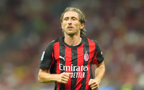 Piłkarz w czerwono-czarnej koszulce AC Milan, z opaską na głowie. Wciąż w świetnej formie, mimo że ile lat ma Luka Modrić, wciąż zachwyca.