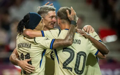 Raphinha, Lewandowski i Ferran Torres z FC Barcelona świętują bramkę przeciwko Levante.