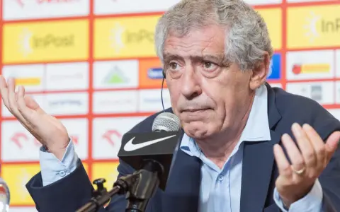 Fernando Santos, z gestykulacją, podczas konferencji prasowej.