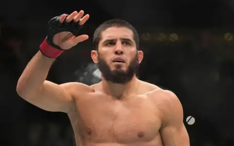 Islam Makhachev, uważany za najlepszego zawodnika UFC, pozdrawia publiczność.