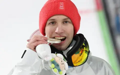 Kacper Tomasiak z medalem, który z dumą pokazują jego rodzice.