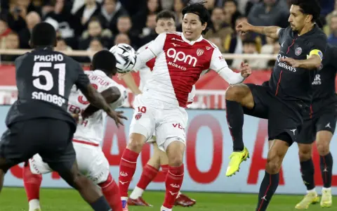 Piłkarze AS Monaco FC walczą o piłkę w trakcie zaciętych rozgrywek.