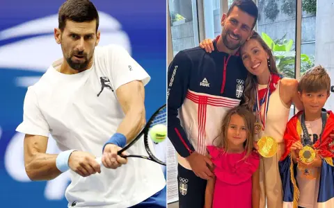 Novak Đoković z rodziną. Na zdjęciu widać tenisistę w akcji i jego żonę z dziećmi, którzy dumnie prezentują medale.