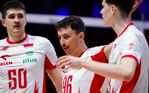 Trzech zawodników w biało-czerwonych strojach siatkarskich, z orzełkiem i napisem "Polska". Emocje po meczu Polska-Holandia w siatkówce.
