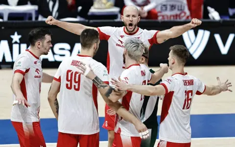 Siatkarze w białych strojach z czerwonymi detalami świętują zwycięstwo. Jeden z nich krzyczy z radości. To drużyna z drugiej ligi włoskiej.