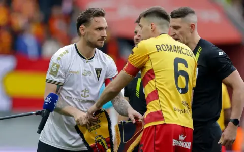 Piłkarze przed meczem Jagiellonia - Pogoń. Zawodnicy wymieniają się proporcami.