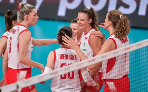 Siatkarki reprezentacji Polski świętują zwycięstwo. Uśmiechnięte zawodniczki w biało-czerwonych strojach otaczają się nawzajem.