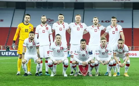 Reprezentacja Polski w piłce nożnej gotowa na mecze reprezentacji Polski 2025. Drużyna w białych strojach na murawie stadionu.