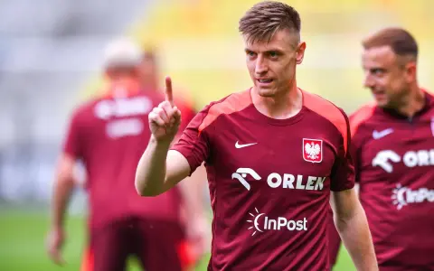 Krzysztof Piątek, w koszulce z orłem, pokazuje palcem do góry. Jego nowy krzysztof piątek transfer budzi nadzieję.