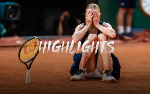Emocje po meczu Coco Gauff. Tenisistka siedzi na korcie, zakrywając twarz dłońmi, obok leży rakieta.