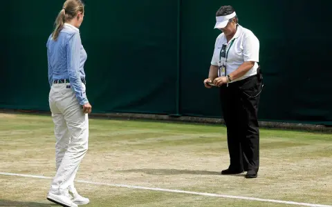 Sędzia na korcie tenisowym, przygotowująca się do meczu w ramach **Halle ATP**.