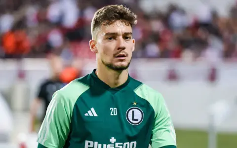 Ernest Muçi w zielonej koszulce z numerem 20, gotowy do gry.