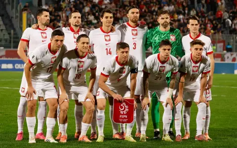 Piłkarze reprezentacji Polski w białych strojach, gotowi do gry. To wszystko o kibicach, którzy ich wspierają!