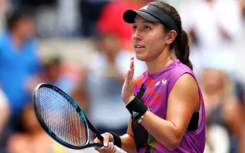 Jessica Pegula, tenisistka w fioletowej koszulce, z rakietą w dłoni, skupiona na meczu.