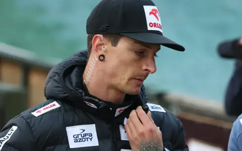 Thomas Thurnbichler, wiek nieznany, w czapce z orłem Orlen i słuchawką w uchu, z tatuażem na dłoni.