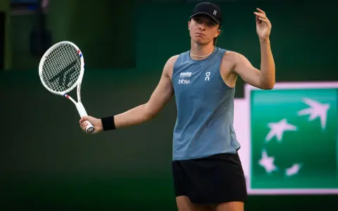 Tenisistka na kortach w Indian Wells 2026, z rakietą w dłoni, skupiona na grze.