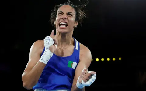Imane Khelif, bokserka z Algierii, triumfuje po wygranej walce, uniesiona emocjami i dumą.