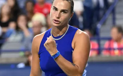 Aryna Sabalenka w kluczowym momencie meczu, zaciśnięta pięść i skupienie na twarzy.
