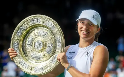 Iga Świątek z pucharem na Wimbledonie. Radość po zwycięstwie na trawiastych kortach.