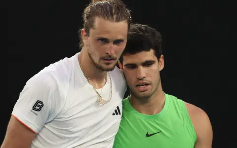 Carlos Alcaraz i Alexander Zverev po zaciętym meczu.