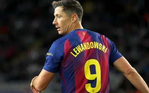 Robert Lewandowski w koszulce FC Barcelona z numerem 9 podczas meczu z Celtą Vigo.