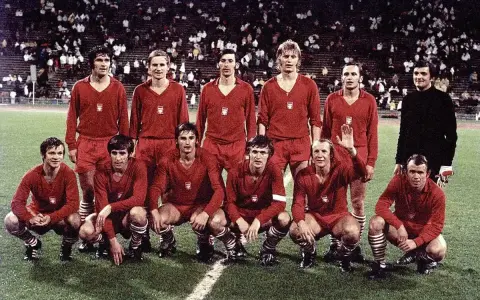 Drużyna Polski w czerwonych strojach, symbol największych sukcesów reprezentacji Polski w piłce nożnej.