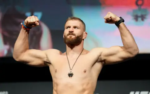 Jan Błachowicz, wojownik kategorii lekkiej UFC, napina bicepsy.