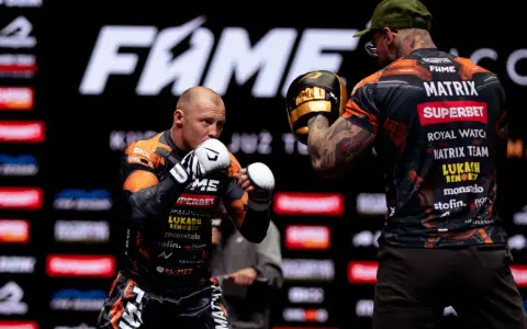 Bokserzy na treningu przed galą FAME MMA. Jeden z nich w rękawicach, drugi z łapami treningowymi.