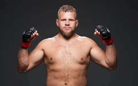Silny polak w UFC, gotowy do walki, zaciśnięte pięści w rękawicach.