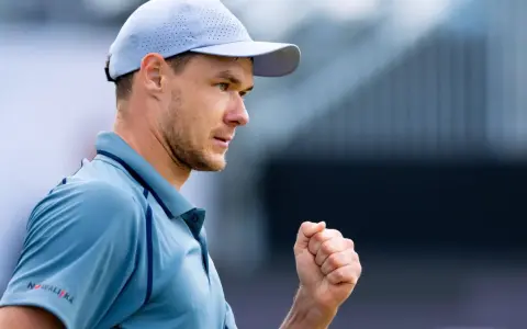 Kamil Majchrzak w akcji, zaciśnięta pięść i determinacja na twarzy.