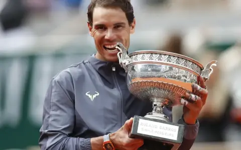 Rafael Nadal z pucharem Roland Garros, triumfator turnieju.