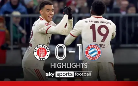 Piłkarze Bayernu świętują zwycięstwo 0-1 nad St. Pauli. Skrót meczu na Sky Sports Football.
