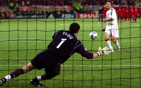 Bramkarz Dudek broni rzut karny w meczu Liverpool Milan 2005.