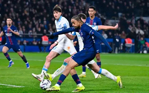 Piłkarz PSG w akcji, walczy o piłkę z zawodnikiem OM. Czy to on zostanie królem strzelców Ligue 1?