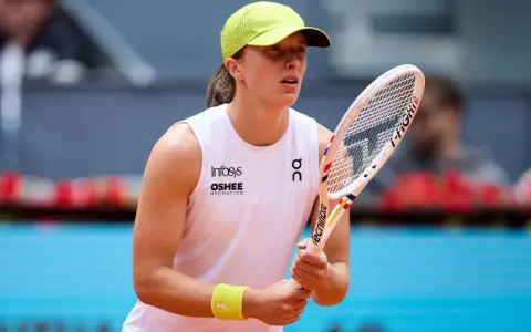 Iga Świątek w skupieniu czeka na return, gotowa do walki z Coco Gauff.