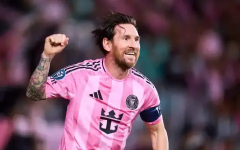 Piłkarz Lionel Messi w różowej koszulce Interu Miami, z podniesioną pięścią. Ile lat ma Messi? Wciąż w formie!