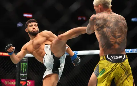 Waga półśrednia UFC: zawodnik wykonuje wysokie kopnięcie, jego przeciwnik z tatuażem lwa na plecach blokuje cios.