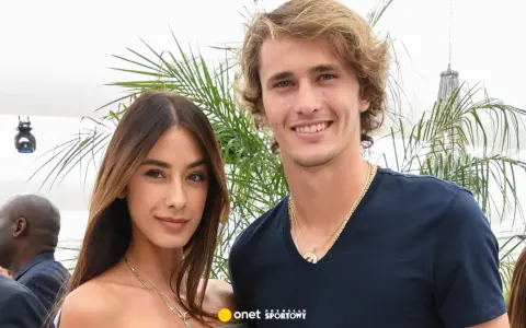 Alexander Zverev i jego partnerka, uśmiechnięci na tle palm. Zverev życie prywatne w blasku fleszy.