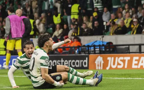 Piłkarze Sportingu Lizbona świętują bramkę podczas meczu. Radość na twarzach, zielono-białe stroje, trybuny pełne kibiców.