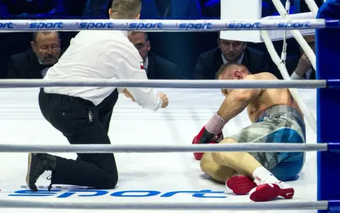 Sędzia klęczy przy powalonym bokserze. To może być ostatnia walka Adamka, pełna emocji i napięcia.