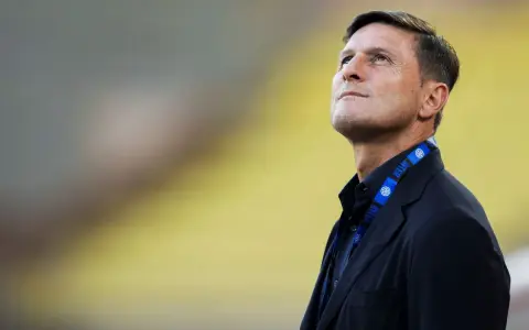 Trener Inter Mediolan wpatrzony w niebo, z nadzieją na zwycięstwo.