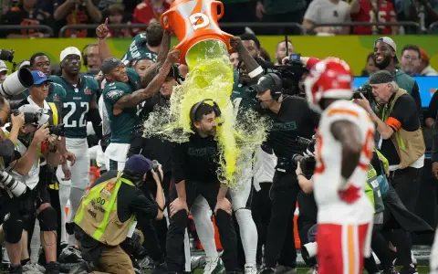 Radość po wygranej! Trener Eagles oblany napojem po meczu, który mógłby być finałem Super Bowl 2025.