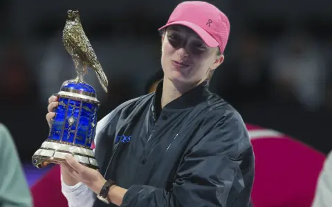 Iga Świątek z pucharem w Dausze, marząc o zwycięstwie w drabince WTA Doha 2026.