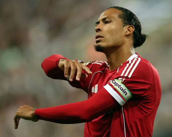 Kapitan reprezentacji Holandii, Virgil van Dijk, w czerwonej koszulce z opaską "Captain" podczas meczu, który mógłby być częścią jego drogi na mistrzostwa świata.