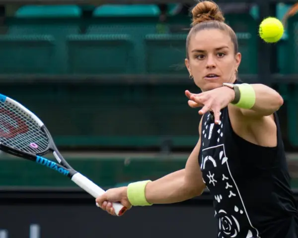 Maria Sakkari w akcji, uderza piłkę rakietą. Skupiona na grze, gotowa do zwycięstwa.