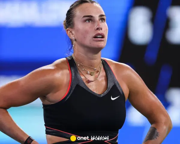 Aryna Sabalenka, spocona po zaciętym meczu, z determinacją w oczach.
