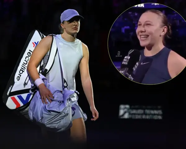 Iga Świątek z torbą na korcie, obok uśmiechnięta Amanda Anisimova podczas wywiadu.